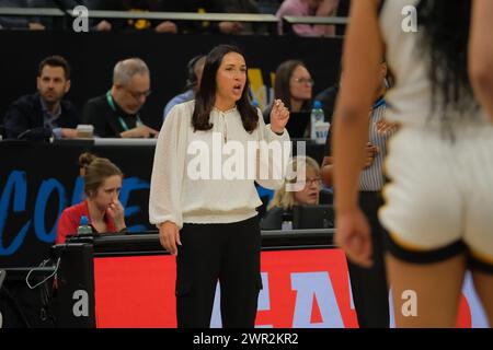 Minneapolis, Minnesota, USA. März 2024. Nebraska Cornhuskers Cheftrainer AMY WILLIAMS während des Meisterschaftsspiels zwischen Iowa und Nebraska beim TIAA Big10 Women's Basketball Tournament 2024 im Target Center am 10. März 2024. Iowa gewann 94:89. (Kreditbild: © Steven Garcia/ZUMA Press Wire) NUR REDAKTIONELLE VERWENDUNG! Nicht für kommerzielle ZWECKE! Quelle: ZUMA Press, Inc./Alamy Live News Stockfoto