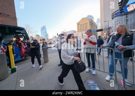 Minneapolis, Minnesota, USA. März 2024. Nebraska Cornhuskers Cheftrainer AMY WILLIAMS kommt vor dem Meisterschaftsspiel zwischen Iowa und Nebraska beim TIAA Big10 Women's Basketball Tournament 2024 im Target Center am 10. März 2024 an. Iowa gewann 94:89. (Kreditbild: © Steven Garcia/ZUMA Press Wire) NUR REDAKTIONELLE VERWENDUNG! Nicht für kommerzielle ZWECKE! Quelle: ZUMA Press, Inc./Alamy Live News Stockfoto