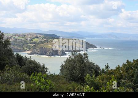 Barrika und seine Klippen von Gorliz aus gesehen Stockfoto