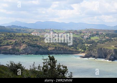 Barrika und seine Klippen von Gorliz aus gesehen Stockfoto