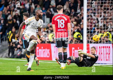 Madrid, Spanien. März 2024. ANTONIO RUDIGER (links) von Real Madrid feiert sein Tor bei der spanischen Fußballaktion La Liga gegen Celta Vigo im Stadion Santiago Bernabeu. (Kreditbild: © Alberto Gardin/ZUMA Press Wire) NUR REDAKTIONELLE VERWENDUNG! Nicht für kommerzielle ZWECKE! Stockfoto