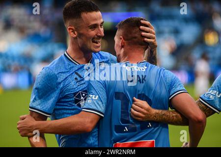 Sydney, New South Wales, Australien. März 2024. Sydney FC-Verteidiger JORDAN COURTNEY-PERKINS (4, links) feiert das Tor von Stürmer ROBERT MAK (11, rechts) im A League Runde 20 Spiel zwischen Sydney FC und dem Brisbane Roar im Allianz Stadium. (Kreditbild: © Kai Dambach/ZUMA Press Wire) NUR REDAKTIONELLE VERWENDUNG! Nicht für kommerzielle ZWECKE! Stockfoto