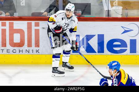 EHC Kloten - HC Fribourg-Gotteron, Stimo Arena, National League NL, reguläre Saison: #73 Sandro Schmid, Stürmer HC Fribourg-Gotteron. (Kloten, Schweiz, Stockfoto