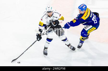 EHC Kloten - HC Fribourg-Gotteron, Stimo Arena, National League NL, reguläre Saison: #86 Tyler Morley (Kloten) gegen #88 Christopher DiDomenico (Fribou Stockfoto