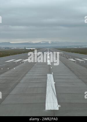 Das Flugzeug steht kurz vor einem Flugzeug auf der Landebahn Stockfoto