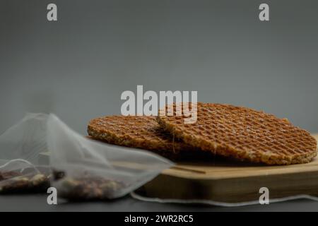 Stapel holländischer Waffeln mit Karamell isoliert auf unscharfem Hintergrund Stockfoto