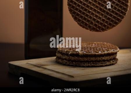 Stapel holländischer Waffeln mit Karamell isoliert auf weißem Hintergrund Stockfoto