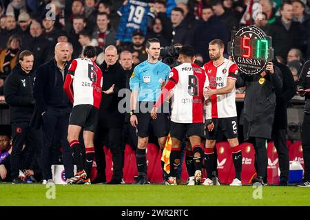 Rotterdam, Niederlande. März 2024. ROTTERDAM, NIEDERLANDE - 10. MÄRZ: der stellvertretende Schiedsrichter Dyon Fikkert, der Ersatzspieler Bart Nieuwkoop aus Feyenoord ersetzt Quinten Timber of Feyenoord, 4. Offizieller Marc Nagtegaal, Ramiz Zerrouki aus Feyenoord, Head Coach Arne Slot of Feyenoord während des niederländischen Eredivisie-Spiels zwischen Feyenoord und Heracles Almelo im Stadion Feyenoord am 10. März 2024 in Rotterdam, Niederlande. (Foto von Joris Verwijst/Orange Pictures) Credit: Orange Pics BV/Alamy Live News Stockfoto