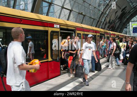 Leute, die in Berlin aus der S-bahn steigen Stockfoto