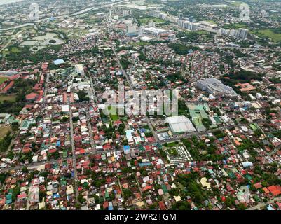 Blick von oben auf Gebäude und Straßen mit Autos in Iloilo City. Panay Island. Philippinen. Stockfoto