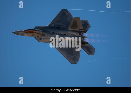 Kapitän Melanie Kluesner, Pilotin und Kommandantin des F-35A Lightning II Demonstration Teams, fliegt einen Flugzeugabfertigungsflug Stockfoto