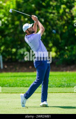 Orlando, Florida, USA. März 2024. Scottie Scheffler trifft in der Finalrunde des Arnold Palmer Invitational 2024, der von Mastercard im Bay Hill Club & Lodge präsentiert wurde, einen Fairway-Schuss auf das erste Loch. (Kreditbild: © Debby Wong/ZUMA Press Wire) NUR REDAKTIONELLE VERWENDUNG! Nicht für kommerzielle ZWECKE! Quelle: ZUMA Press, Inc./Alamy Live News Stockfoto