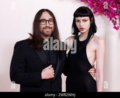 Hollywood, Usa. März 2024. (L-R) Sean Lennon und Charlotte Kemp Muhl kommen am Sonntag, den 10. März 2024, auf dem roten Teppich bei den 96. Jährlichen Academy Awards in Los Angeles, Kalifornien. Seit 1929 zeichnen die Oscars herausragende Leistungen in der Filmkunst aus. Foto: John Angelillo/UPI Credit: UPI/Alamy Live News Stockfoto