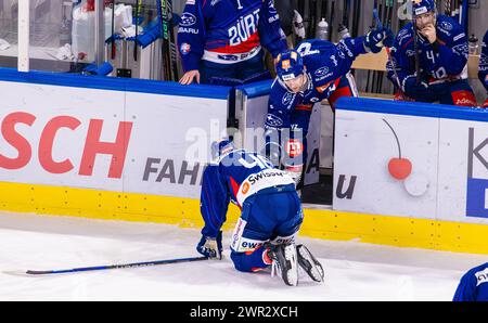 ZSC Lions - EHC Kloten, Swiss Life Arena, National League NL, reguläre Saison: Verteidiger #6 Yannick Weber (ZSC Lions) hilft dem verletzen Teamkollege Stockfoto