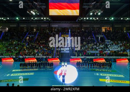 Blick in die Halle während der Nationalhymne vor dem Haushahn Final4-Finale zwischen TuS Metzingen und SG BBM Biietigheim, Porsche Arena, Stuttgart. (Sven Beyrich/SPP) Credit: SPP Sport Press Photo. /Alamy Live News Stockfoto