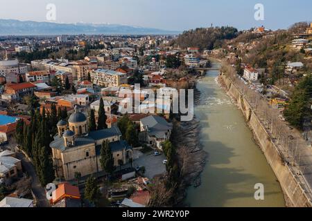 Panoramablick von der Drohne auf Kutaisi, Georgia. Bagrat Kirche. Stockfoto