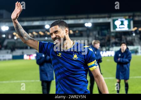 Viborg, Dänemark. März 2024. OHI Omoijuanfo von Broendby IF feiert mit den Fans nach dem 3F Superliga-Spiel zwischen Viborg FF und Broendby IF in der Energy Viborg Arena in Viborg. (Foto: Gonzales Photo/Alamy Live News Stockfoto