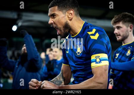 Viborg, Dänemark. März 2024. OHI Omoijuanfo von Broendby IF feiert mit den Fans nach dem 3F Superliga-Spiel zwischen Viborg FF und Broendby IF in der Energy Viborg Arena in Viborg. (Foto: Gonzales Photo/Alamy Live News Stockfoto