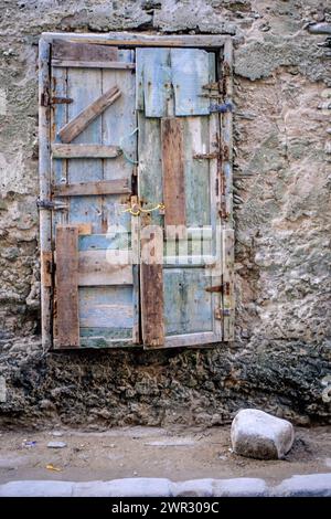 Essaouira, Marokko - Fenster in der Mellah, dem ehemaligen jüdischen Viertel von Essaouira. Stockfoto