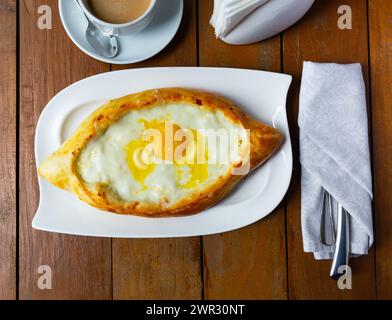 Adjarian-khachapuri in Bootsform mit geschmolzenem Käse, Butter und Eigelb Stockfoto