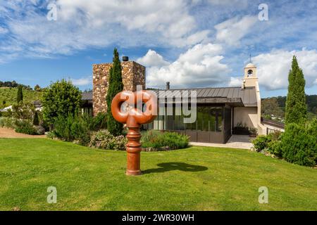 Riesige Korkenzieher-Skulptur neben dem Cheshire Architects 2016 Umwandlung des Tantalus Estate Vineyard & Winery Building im Onetangi Valley, Wa Stockfoto