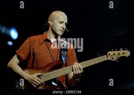 Roma Italy 01.05.1997: Saturnino, italienischer Bassist der Jovanotti-Gruppe, während des Musikfestivals Concerto del Primo Maggio, Labor Day auf der Piazza San Giovanni Stockfoto