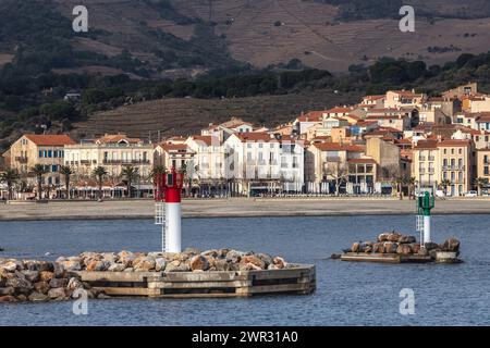 Vue sur l'anse du Fontaulé et les phares à l'entrée du Port Stockfoto