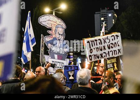 9. März 2024, Tel Aviv, Israel: Demonstranten halten Plakate mit einer Karikatur von Premierminister Benjamin Netanjahu hoch, auf der steht: ''Netanjahus Vermächtnis'', ''Wahlen'', ''Geiselhandel jetzt''' und ''es ist nicht der Zeitpunkt, um nach den Schuldigen zu suchen, sagte die Schuldigen''''' während der Demonstration. Tausende Israelis protestierten gegen Premierminister Benjamin Netanjahu und seine rechtsextreme Regierung, die eine sofortige Freilassung von Geiseln und allgemeine Wahlen im Staat Israel forderten. Während der Demonstration durchbrachen Demonstranten die israelischen Polizeibarrieren und es begannen Auseinandersetzungen zwischen der Polizei und der Th Stockfoto