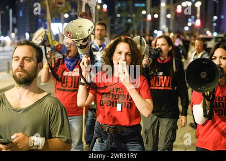 Tel Aviv, Israel. März 2024. Ein Demonstrant singt während der Demonstration Slogans in einem Megaphon. Tausende Israelis protestierten gegen Premierminister Benjamin Netanjahu und seine rechtsextreme Regierung, die eine sofortige Freilassung von Geiseln und allgemeine Wahlen im Staat Israel forderten. Während der Demonstration durchbrachen Demonstranten die israelischen Polizeibarrieren und es kam zu Auseinandersetzungen zwischen der Polizei und den Demonstranten. (Credit Image: © Matan Golan/SOPA Images via ZUMA Press Wire) NUR REDAKTIONELLE VERWENDUNG! Nicht für kommerzielle ZWECKE! Stockfoto