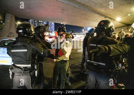 Tel Aviv, Israel. März 2024. Ein Polizist zieht während der Demonstration einen Demonstranten vom Ayalon Highway ab. Tausende Israelis protestierten gegen Premierminister Benjamin Netanjahu und seine rechtsextreme Regierung, die eine sofortige Freilassung von Geiseln und allgemeine Wahlen im Staat Israel forderten. Während der Demonstration durchbrachen Demonstranten die israelischen Polizeibarrieren und es kam zu Auseinandersetzungen zwischen der Polizei und den Demonstranten. (Credit Image: © Matan Golan/SOPA Images via ZUMA Press Wire) NUR REDAKTIONELLE VERWENDUNG! Nicht für kommerzielle ZWECKE! Stockfoto