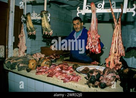 Fès, Marokko: Metzger mit Fleisch, Köpfen, Hufen und anderen Schnitten von Kühen und Schafen. Stockfoto