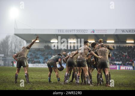 Featherstone, Großbritannien. März 2024. Schlammiger Scrum. Rugby League Betfred Challenge Cup, Featherstone Rovers vs Wakefield Trinity im Millennium Stadium, Featherstone, UK Credit: Dean Williams/Alamy Live News Stockfoto