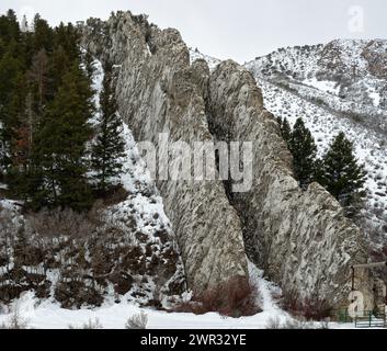 The Devil's Slide ist eine Felsformation in der Nähe der I-84 im Morgan County, Utah. Die Seiten der Rutsche sind wetterbeständige Kalksteinschichten von etwa 40 Fuß hoch, Stockfoto