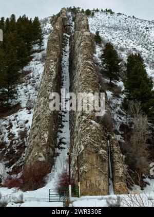 The Devil's Slide ist eine Felsformation in der Nähe der I-84 im Morgan County, Utah. Die Seiten der Rutsche sind wetterbeständige Kalksteinschichten von etwa 40 Fuß hoch, Stockfoto