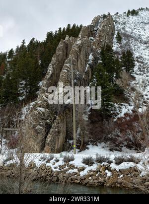 The Devil's Slide ist eine Felsformation in der Nähe der I-84 im Morgan County, Utah. Die Seiten der Rutsche sind wetterbeständige Kalksteinschichten von etwa 40 Fuß hoch, Stockfoto