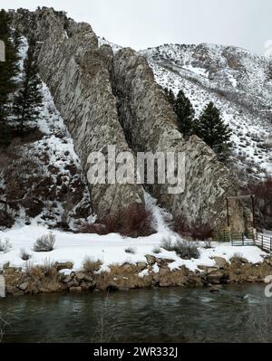 The Devil's Slide ist eine Felsformation in der Nähe der I-84 im Morgan County, Utah. Die Seiten der Rutsche sind wetterbeständige Kalksteinschichten von etwa 40 Fuß hoch, Stockfoto