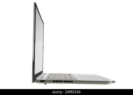 Moderner tragbarer Computer-Modell Laptop-pc isoliert auf weißem Hintergrund Kopierraum. Seitenansicht. Stockfoto