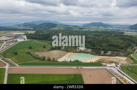 Links ist das Kieswerk der Firma hastag, welche im Rafzerfeld Kies abbaut. Vorne ein Stück Wald, was mit der Erweiterung in einigen Jahren so n Stockfoto