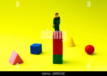 Executive auf höchstem Niveau, umgeben von geometrischen Figuren in verschiedenen Farben Stockfoto