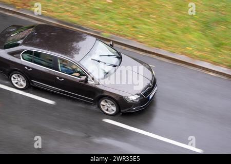 OSTRAVA, TSCHECHISCHE REPUBLIK - 23. SEPTEMBER 2023: Skoda Superlative Liftback Car mit Bewegungsunschärfe bei Regen Stockfoto