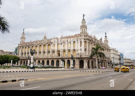 HAVANNA, KUBA - 28. AUGUST 2023: Gebäude des Gran Teatro de La Habana in Havanna, Kuba Stockfoto