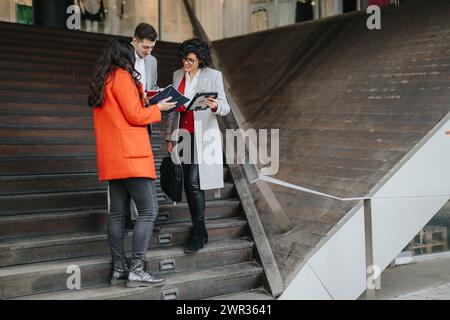 Unternehmerisches Team diskutiert Geschäftsstrategien im Freien Stockfoto