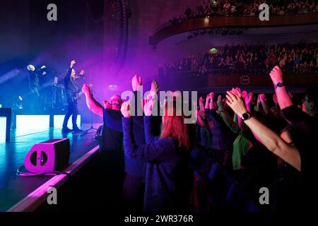 Orchestermanöver in the Dark (auch bekannt als OMD) treten live auf der Bühne im Sheffield City Hall während ihrer Bauhaus Treppentour auf. Stockfoto