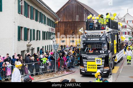 Das lokale Huber Baugeschäft läuft beim Bassersdorfer Fasnachtsumzug dabei. Dafür wurde extra ein Truck gestaltet, darauf spielt eine Band. (Basse Stockfoto