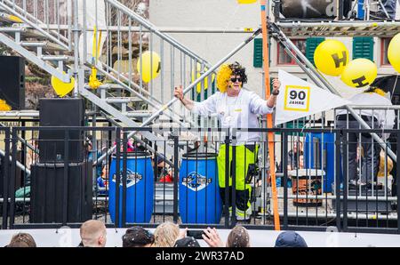 Das lokale Huber Baugeschäft läuft beim Bassersdorfer Fasnachtsumzug dabei. Dafür wurde extra ein Truck gestaltet, darauf spielt eine Band. (Basse Stockfoto