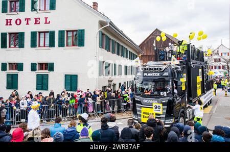 Das lokale Huber Baugeschäft läuft beim Bassersdorfer Fasnachtsumzug dabei. Dafür wurde extra ein Truck gestaltet, darauf spielt eine Band. (Basse Stockfoto