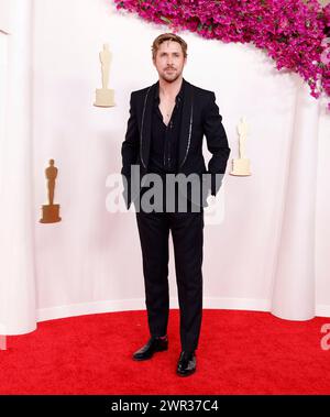 Hollywood, Usa. März 2024. Ryan Gosling kommt auf dem roten Teppich bei den 96. Jährlichen Academy Awards in Los Angeles, Kalifornien am Sonntag, den 10. März 2024. Seit 1929 zeichnen die Oscars herausragende Leistungen in der Filmkunst aus. Foto: John Angelillo/UPI Credit: UPI/Alamy Live News Stockfoto