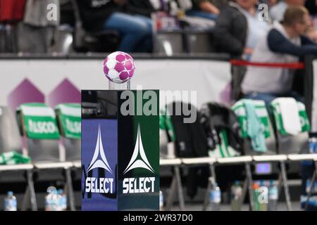 Wählen Sie den Spielball vor dem Haushahn Final4 Spiel für den dritten Platz zwischen VfL Oldenburg und Thuringer HC, Porsche Arena, Stuttgart. (Sven Beyrich/SPP) Credit: SPP Sport Press Photo. /Alamy Live News Stockfoto