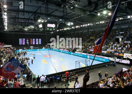 Blick in die Halle vor dem Haushahn Final4 Spiel um den dritten Platz zwischen VfL Oldenburg und Thuringer HC, Porsche Arena, Stuttgart. (Sven Beyrich/SPP) Credit: SPP Sport Press Photo. /Alamy Live News Stockfoto