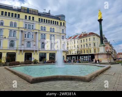 Graz, Österreich, 26.03.2023: Mariensäule und Brunnen am Jakominiplatz, berühmte Attraktion im Zentrum von Graz, Steiermark Stockfoto